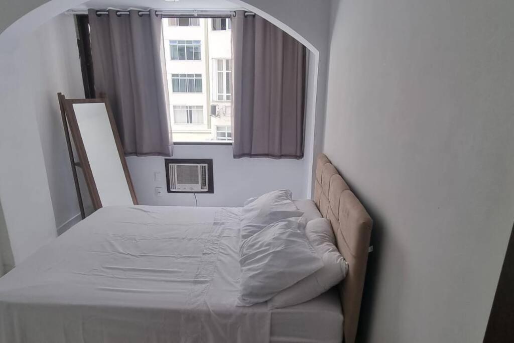 Quarto E Sala A Uma Quadra Da Praia Copacabana Posto 02 Рио-де-Жанейро Экстерьер фото